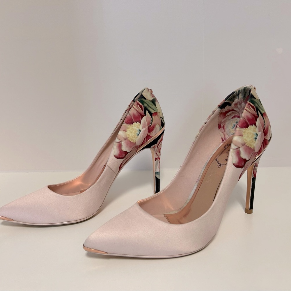 TED BAKER Melnip Floral Print Pumps in Elegance Pink Satin